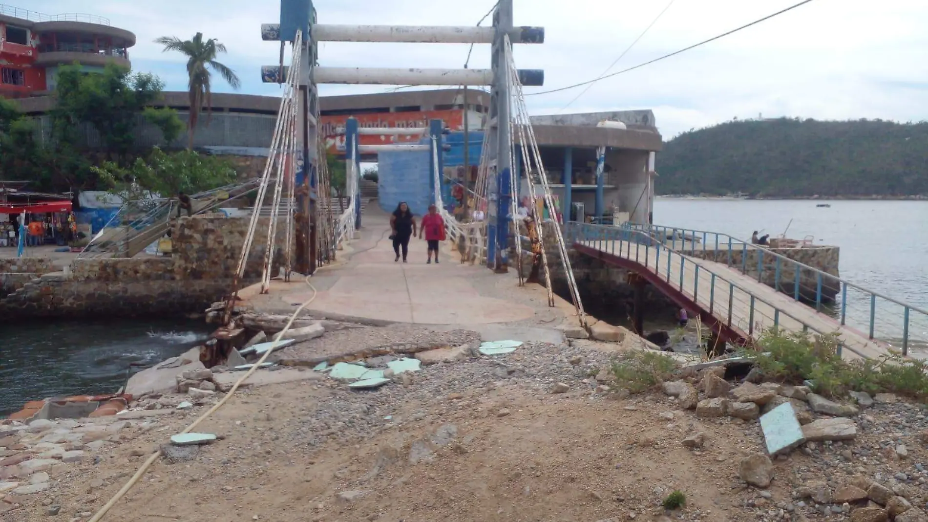 PUENTE CALETA PERSONAS